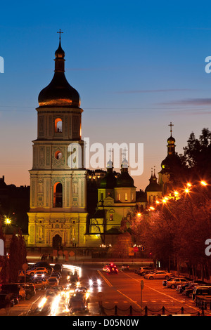 Die Saint Sophia Cathedral in der Ukraine Kiew, ein UNESCO-Weltkulturerbe in der Abenddämmerung Stockfoto