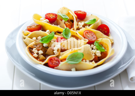 Nudeln mit Gemüse-Eintopf mit Mozzarella und Basilikum Stockfoto