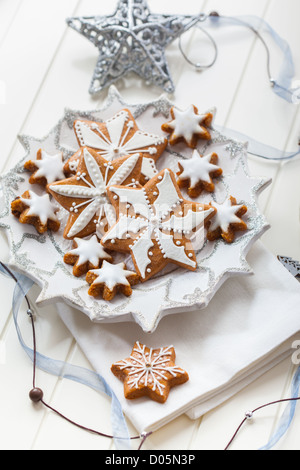 Hausgemachter Lebkuchen zu Weihnachten auf dem Teller Stockfoto