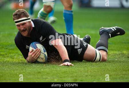 Samstag, 17. November 2012. Olympiastadion Rom. Italien. International Rugby Testspiel Italien V. Neuseeland.  -New Zealand Kapitän Kieran Read punktet beim ersten Versuch für die All Blacks in der 24. Minute. Stockfoto
