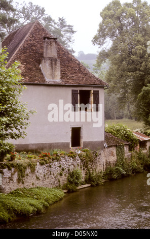 Tarn, Juli 2002, Diigital Folie Konvertierungen Segur-Le-Chateau, Auveezere River Plus Belle Village, Frankreich Stockfoto