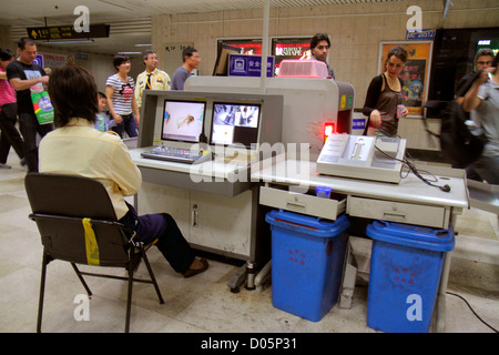 Shanghai China, Chinese Huangpu District, East Nanjing Road, Metro Station, U-Bahn, Zug, Zug, Sicherheitskontrolle, Scanner, Passagier Passagiere Fahrer Stockfoto