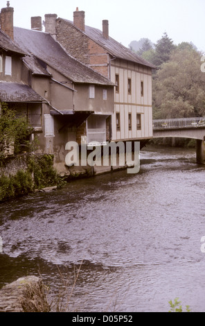 Tarn, Juli 2002, Diigital Folie Konvertierungen Segur-Le-Chateau, Auveezere River Plus Belle Village, Frankreich Stockfoto