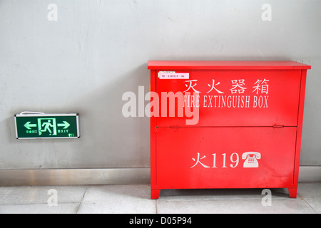 Shanghai China, chinesisches Yangpu Viertel, Tongji Universität, Siping Campus, Feuerlöscherkasten, Ausstiegsschild, Mandarin, hanzi, Zeichen, Symbole, China12100502 Stockfoto