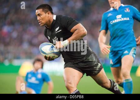 Samstag, 17. November 2012. Olympiastadion Rom. Italien. International Rugby Testspiel Italien V. Neuseeland. -Versuchen Sie zwei Mal Torschütze Julian Savea läuft in, einem Versuch für Neuseeland in der zweiten Hälfte des Spiels erzielt. Stockfoto