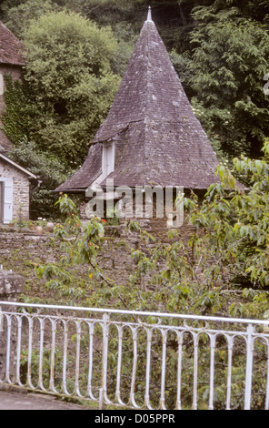 Tarn, Juli 2002, Diigital Folie Konvertierungen Segur-Le-Chateau, Auveezere River Plus Belle Village, Frankreich Stockfoto