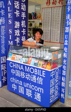 Shanghai China, chinesisches Yangpu-Viertel, Siping Road, Smartphone-Handys, Überprüfung suchen SMS-Nachrichten lesen, Dienstleister, kleine Busi Stockfoto