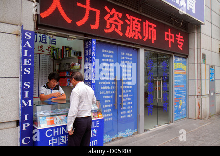 Shanghai China, chinesisches Yangpu-Viertel, Siping Road, Smartphone-Handys, Überprüfung suchen SMS-Nachrichten lesen, Dienstleister, kleine Busi Stockfoto