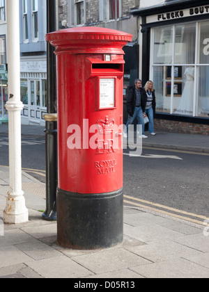 Eine traditionelle rote Royal Mail-Briefkasten in Whitby North Yorkshire Stockfoto