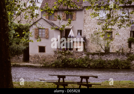 Tarn, Juli 2002, Diigital Folie Konvertierungen Segur-Le-Chateau, Auveezere River Plus Belle Village, Frankreich Stockfoto