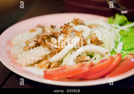 tiefe gebratene Tintenfische mit gebratenem Knoblauch und frischem Gemüse Stockfoto