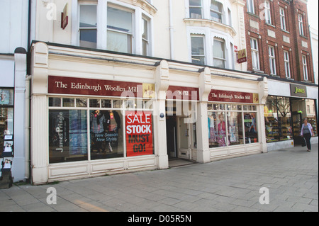 Der Edinburgh Woollen Mühle Händler-Shop mit einem Verkauf auf Worthing West Sussex UK Stockfoto