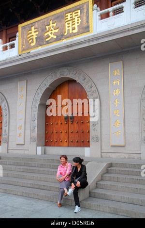 Shanghai China, chinesisches Jing'an Viertel, Nanjing Road West, Jing'an Tempel, Buddhist, Mandarin, hanzi, Zeichen, Symbole, asiatische Frau weibliche Frauen, China1210 Stockfoto