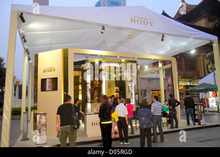 Shanghai China, Jing'an District, Nanjing Road West, Shopping Shopper Shopper Shop Shops Markt Märkte Markt Kauf Verkauf, Einzelhandel Geschäfte b Stockfoto