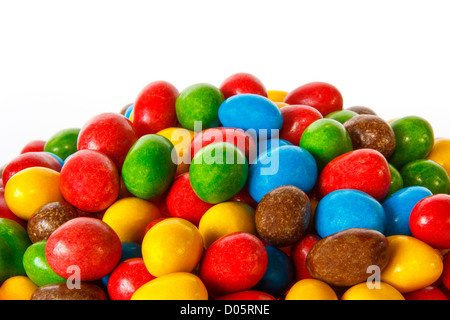 Nahaufnahme von einem Haufen von farbigen Pralinen vor weißem Hintergrund Stockfoto