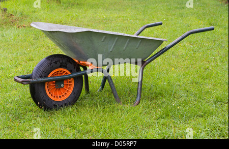 Schubkarre mit einem Stahl-Eimer und pneumatische Gummireifen in der Wiese Stockfoto