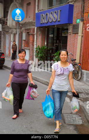 Shanghai China, Asien, Chinesisch, Orient, Huangpu District, Dianchi Road, Asiaten, Erwachsene Erwachsene Frau Frauen weibliche Dame, Tragen, Shopper Shopper Stockfoto