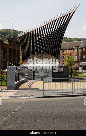 Nautische Metallskulptur Endeavour eines Schiffsbogens von Malcolm Robertson, die die Schiffsgeschichte von Port Glasgow in Schottland, Großbritannien, darstellt Stockfoto