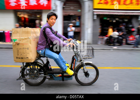 Shanghai China, chinesisches Huangpu Viertel, Sichuan Straße, asiatischer Mann Männer männliche Erwachsene, Elektromotor-Scooter-Fahrrad, Reiten, kein Helm, Box, Mandarin, hanzi, c Stockfoto
