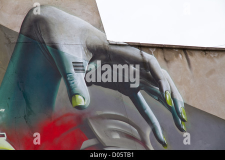 Detail von Graffiti von grabbing Hand einer Frau, mit Grün lackierten Fingernägeln über einem Autohändler in Bristol Stockfoto