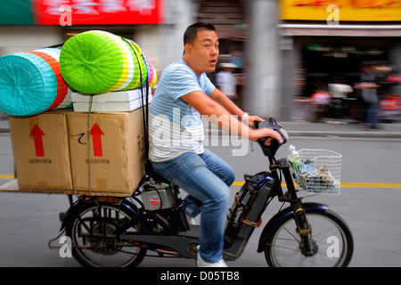 Shanghai China, Asien, Chinesisch, Oriental, Huangpu District, Sichuan Road, Asiaten, Mann Männer Männer Erwachsene Erwachsene, Elektroroller Roller Fahrrad, Fahrrad Stockfoto