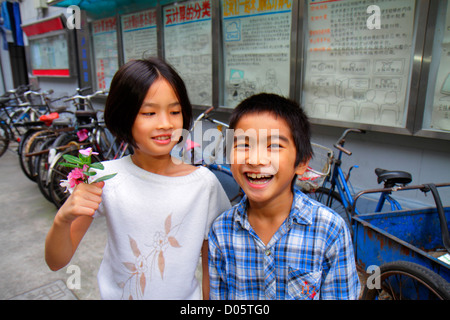 Shanghai China, Chinesischer Bezirk Luwan, Xintiandi, Fuxing Middle Road, Huai hai Gemeinde, Mandarin, hanzi, Zeichen, Symbole, Asiatische Mädchen, weibliches Kid KI Stockfoto