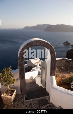 Stein-Bogen und das Meer sehen, Dorf Oia, Santorini Insel, Kykladen, Griechenland, Europa Stockfoto