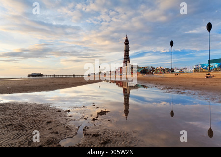 Blackpool Tower und Strand bei Sonnenuntergang im Sommer Ferienzeit Stockfoto