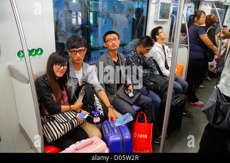 Shanghai China, chinesisches Viertel Luwan, Metrostation Xintiandi, U-Bahn, Zug, Zug, Lavendellinie 10, Mandarin, hanzi, Zeichen, Symbole, asiatischer Mann, Männer Stockfoto