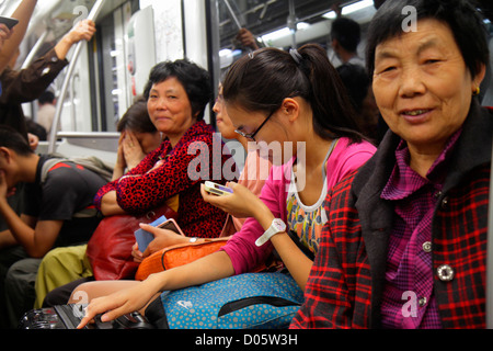 Shanghai China, Luwan District, Xintiandi Metro Station, U-Bahn, Zug, Zug, Lavendellinie, Mandarin, hanzi, Zeichen, Symbole, Asiaten Frau weibliche Frauen, Tee Stockfoto