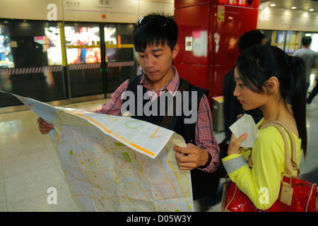 Shanghai China, chinesisches Huangpu Viertel, Yuyuan Garden Metro Station, U-Bahn, Zug, Zug, Lavendellinie 10, Mandarin, hanzi, Zeichen, Symbole, asiatischer Mann, ME Stockfoto