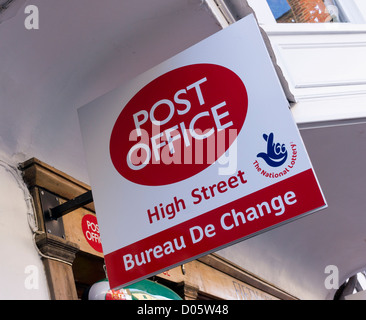 Postamt Zeichen Werbung Bureau De Change Währung tauschen, Service und UK national Lotterie-tickets Stockfoto