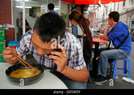 Shanghai China, Asien, Chinesisch, Orientalisch, Huangpu District, Renmin Road, Yuyuan Garden, Asiaten, Mann Männer Erwachsene Erwachsene Erwachsene, Essen, Essstäbchen, Nudelsuppe, s Stockfoto