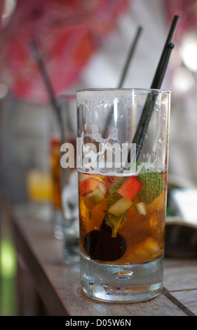 Brille von Pimms Frucht Punsch auf Tisch auf party Stockfoto