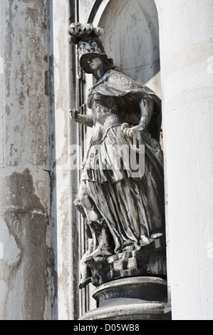 Statue an der Fassade der Chiesa di San Maria Del Rosario (Vulgo Gesuiti) Kirche am Kanal, Venedig, Italien. Stockfoto