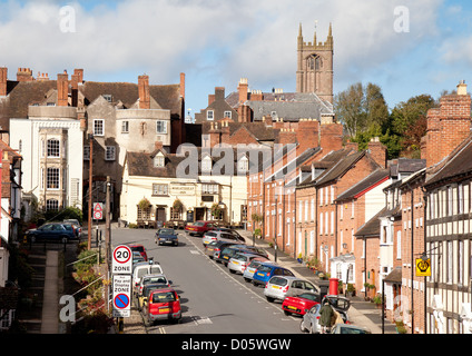 Ein Blick auf die Stadt Ludlow nachschlagen in Richtung breites Tor und St. Laurence Kirche, Shropshire UK Stockfoto