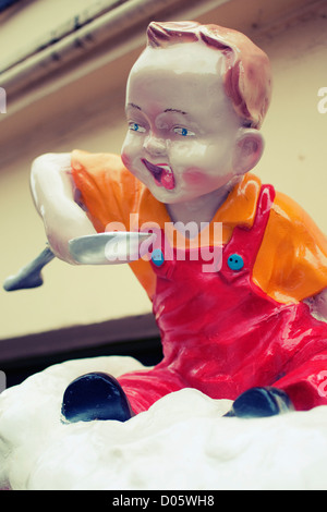Statue eines jungen mit Löffel Eis essen Stockfoto