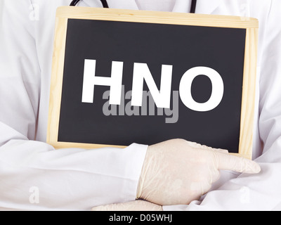 Arzt zeigt Informationen zur Tafel: HNO-Heilkunde Stockfoto