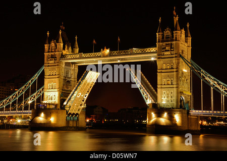 London Tower Bridge bei Nacht mit seiner Zugbrücke angehoben