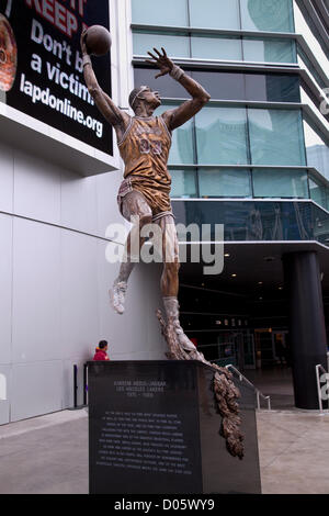 Los Angeles, USA. 17. November 2012. Eine fast 16-Fuß-Statue in Bronze von Kareem Abdul-Jabbar eingefangen wurde am 16. November vor Staples Center, Beitritt Statuen von anderen Laker-Legende Earvin "Magic" Johnson und Sender Chic Hearn vorgestellt. Jabbar ist in seiner Marke Skyhook erschossen gestellt. Los Angeles, Kalifornien, USA Stockfoto