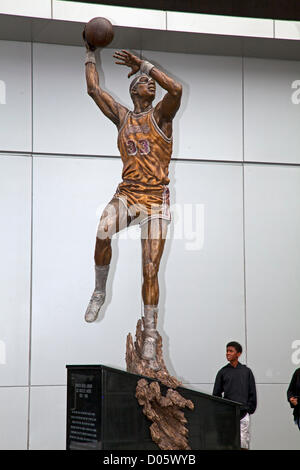 Los Angeles, USA. 17. November 2012. Eine fast 16-Fuß-Statue in Bronze von Kareem Abdul-Jabbar eingefangen wurde am 16. November vor Staples Center, Beitritt Statuen von anderen Laker-Legende Earvin "Magic" Johnson und Sender Chic Hearn vorgestellt. Jabbar ist in seiner Marke Skyhook erschossen gestellt. Los Angeles, Kalifornien, USA Stockfoto