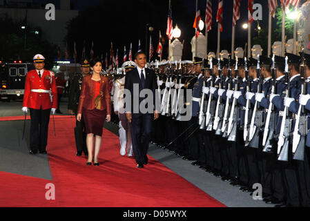 Bangkok, Thailand. 18. November 2012. US-Präsident Barack Obama und thailändische Premierminister Yingluck Shinawatra überprüfen eine Ehrengarde während einer Begrüßungszeremonie im Government House. Obama landete in Thailand, Intensivierung seiner diplomatischen "Hinwendung" nach Asien, auf eine Tour, die ihn die Geschichte zu machen, durch den Besuch von Myanmar in versuchen, politischen Reformen zu ermuntern zu sehen.  Nach der Ankunft am Flughafen Bangkok Don Mueang kurz nach 15:00, traf Herr Obama eine Gruppe von thailändischen Beamten, einschließlich seiner Majestät des Königs Vertreter Gen Surayud Chulanond. Der wiedergewählte Präsident und sein Gefolge trafen dann 600 Mitglieder der t Stockfoto