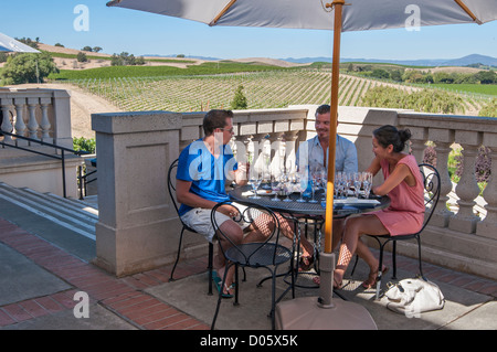 Schöne Aussicht auf die Domaine Carneros Kellerei und Weingut in Napa Valley. Stockfoto