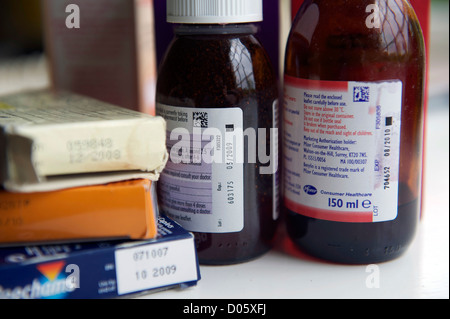 Pakete und Flaschen veraltet Medizin. Stockfoto