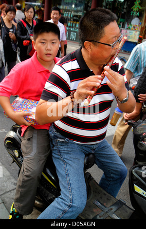 Shanghai China, Asien, Chinesisch, Orient, Huangpu District, Yuyuan Garden, Fuyou Road, Shopping Shopper Shopper Shop Shops Markt Märkte Marktplatz kaufen Stockfoto