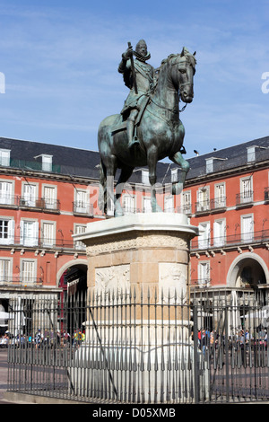 Madrid, Spanien. Statue von Felipe III in der Mitte der Plaza Mayor. Stockfoto