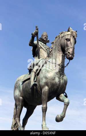 Madrid, Spanien. Statue von Felipe III in der Mitte der Plaza Mayor. Stockfoto