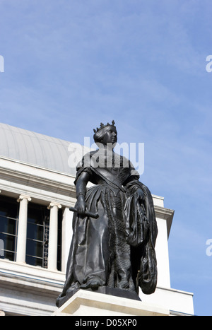 Plaza de Isabel II, Madrid, Spanien. Statue von Isabella II. Königin Isabel II de Borbón, 1830 – 1904. Stockfoto