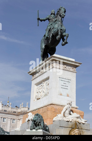 Plaza de Oriente, Madrid, Spanien. Reiterstandbild von Philipp IV. von Pietro Tacca. Stockfoto