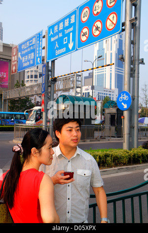 Shanghai China, Asien, Chinesisch, orientalisch, Huangpu District, Renmin Road, Yuyuan Garden, Asiaten, Erwachsene Erwachsene Erwachsene Mann Männer männlich, Frau Frauen weibliche Dame, Paar, Stockfoto